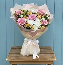 Букет цветов из:  Гвоздики, Орхидеи и Розы в Шаркан