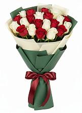 Букет Микс из красных и белых роз в Шаркан