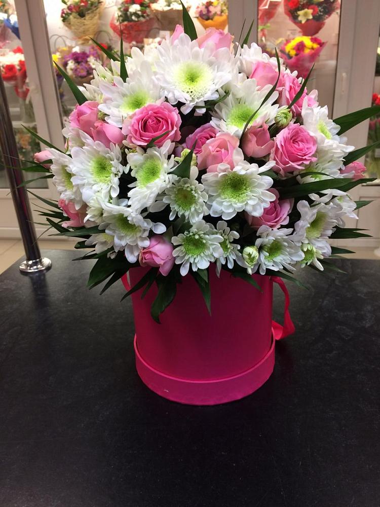 Цветочная композиция из Розы и Хризантемы в шляпной коробке в Шаркан