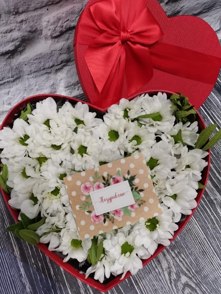 Цветочная композиция из Хризантемы в виде сердца в Шаркан