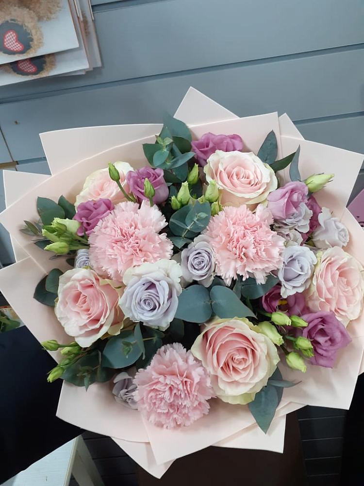 Букет цветов из: Розы, Гвоздики и Лизиантусы в Шаркан